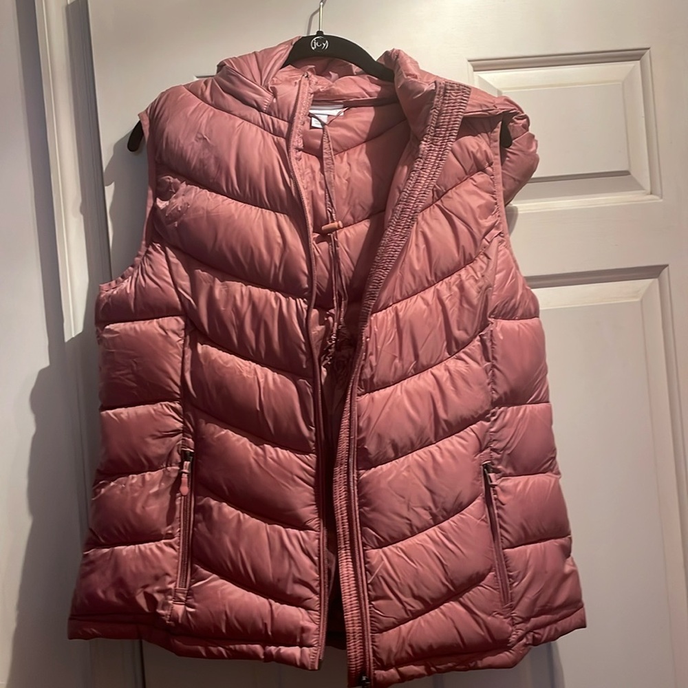 New with tags- light weight vest with sleeve bag.